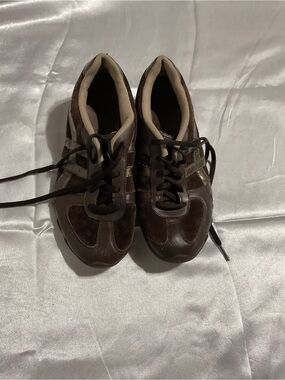 Skechers Women's Brown and Tan Lace-Up Sneakers It is scuffed on the heel; see